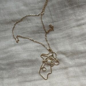 Elegant Gold Necklace with Pearl Accent